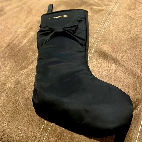 MAC Cosmetics black satin Staking new - Picture 1 of 5